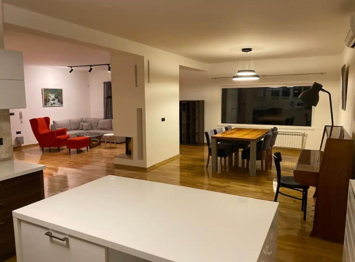 Deluxe Flat Apartment *